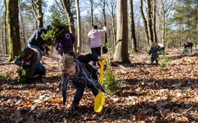 Hoenderdaal Fasteners bomenplantdag met de kids