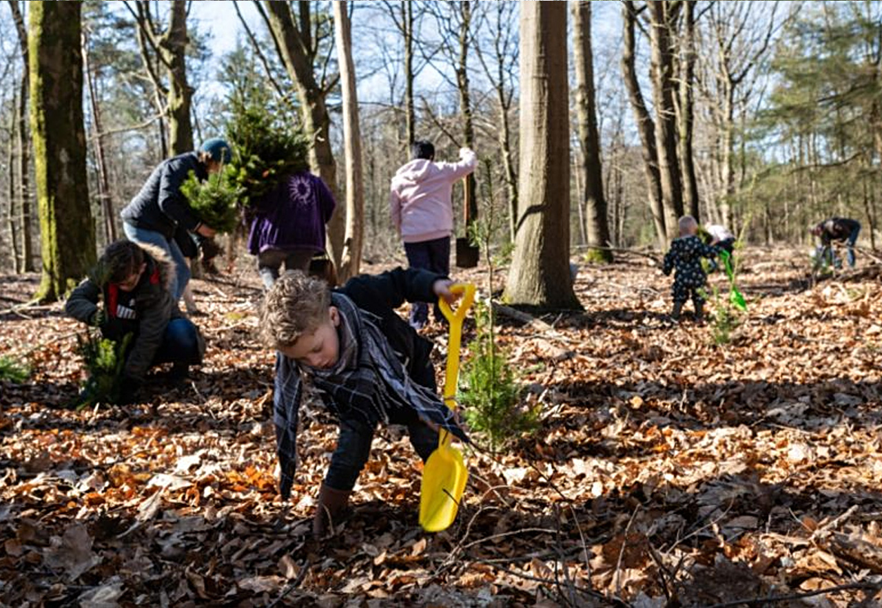 Hoenderdaal kasteners bomenplantdag met kids